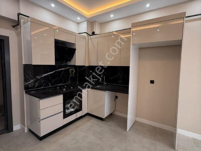 Yalova Merkezde Lüks Site İçerisinde Ara Kat Satılık 1+1 Daire