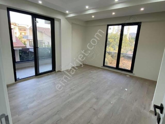 Yalova Tavşanlı Merkezde Satılık 2+1 Ara Kat Lüks Daire