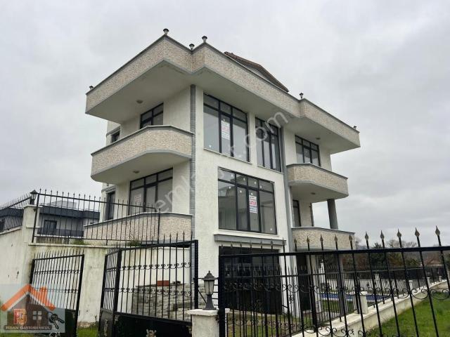 Yalova Termal Akköyde Satılık Müstakil Havuzlu Triplexs Villa