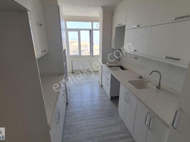 Yapracık Tokide Yapılı, Manzaralı, Ara Kat Kiralık 3+1