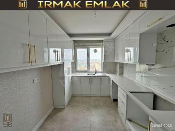 Yapracık Atayurt Mahallesi Merkezi Konumda Ara Kat Satılık 2+1 Daire