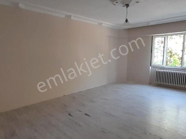 Yarış Ortaokulu Yanı Cadde Üstü, Otoparklı 3+1 Kiralık Daire