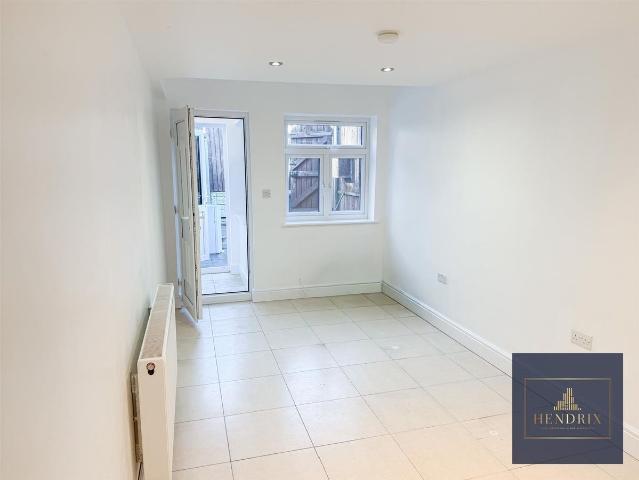 Yardley Lane, London E4, Studio to rent, £1,150 pcm | PrimeLocation