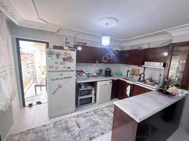 Yarhasanlar Mahallesidaire 3+1 130 M2 5 Katınının 4 Katı Açık Mutfak Özelikli Petek Kombili Balko