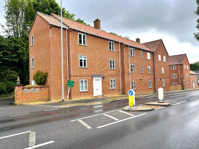 Yarmouth Road, Thorpe St. Andrew NR7 2 bed apartment to rent £1,050 pcm £242 pw