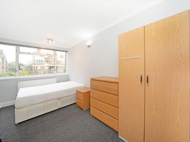 Yarnfield Square, London SE15 4 bed house to rent £3,800 pcm £877 pw