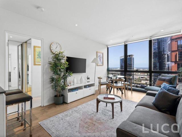 YARRA AND POINT PARK VIEWS IN THE HEART OF DOCKLANDS