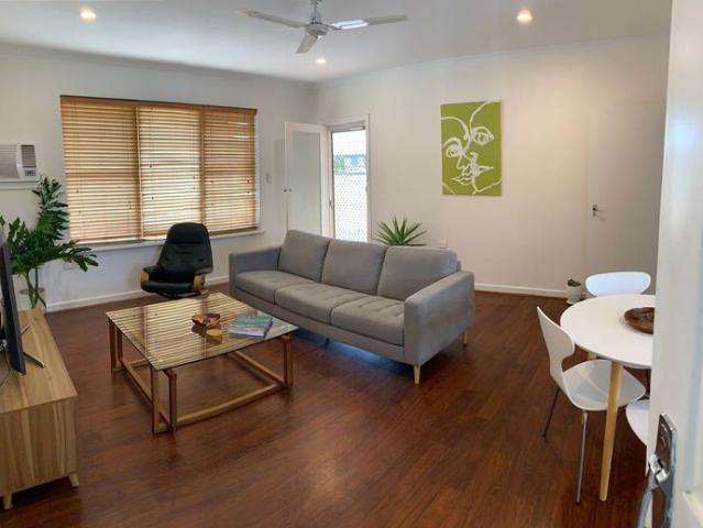 Yarrumla Beach Lodge 50 metres from the esplanade
