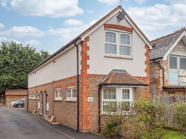Yattendon Road, Horley RH6, 1 bed semi detached house to rent, £1,250 pcm | PrimeLocation