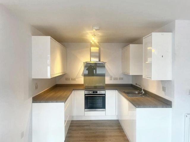Yattendon Road, Horley RH6 2 bed flat to rent £1,400 pcm £323 pw