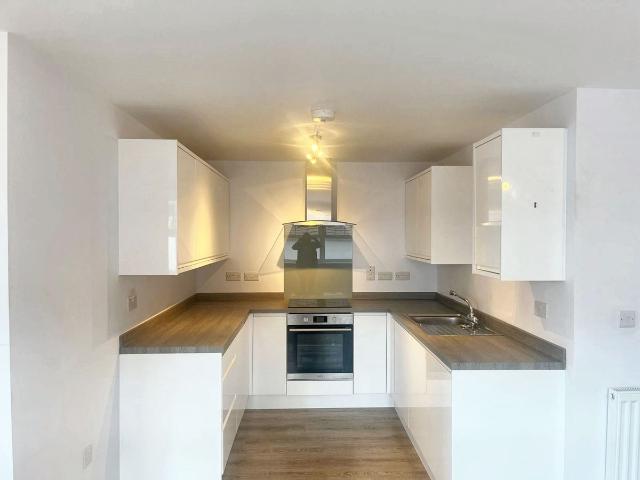 Yattendon Road, St. Georges RH6, 2 bed flat to rent, £1,400 pcm | PrimeLocation