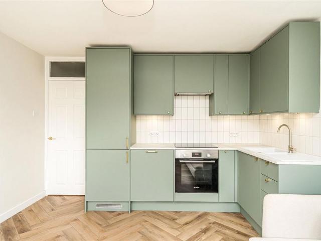 Yates Court, London NW2 3 bed flat to rent £2,700 pcm £623 pw
