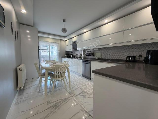 Yavuz Sultan Selim Bulvarı'nda Metrobüse Yakın Net 170m2 3.5+1