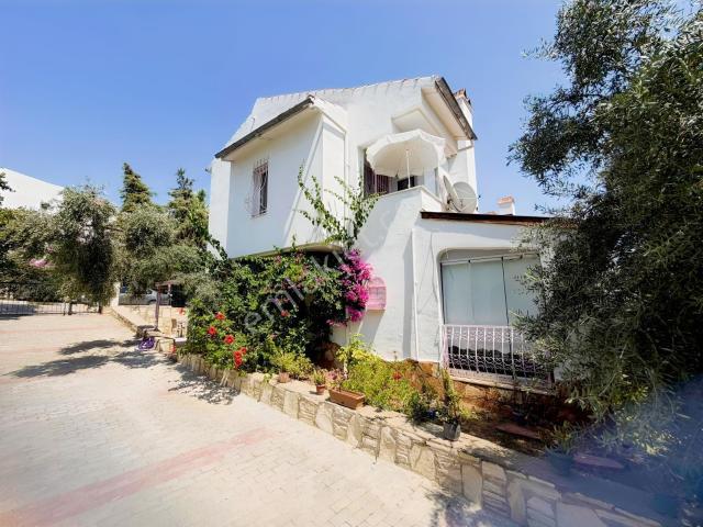 Yavansu Mahallesinde Köşe Konumlu, Bahçeli Bakımlı Villa!