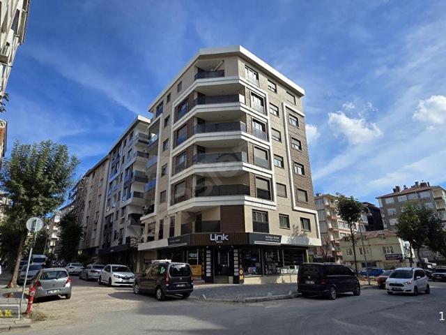 YAYLA ÇAMLIK CADDESİ ÜZERİNDE KÖŞE BİNADA KİRALIK 2+1