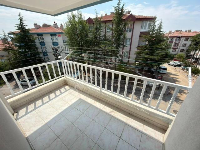 Yayla Mah. Bankalar Caddesi Yanı Ara Katta Manzaralı Çift Balkonlu 3+1 Kiralık