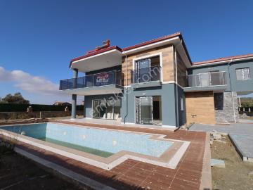 Yaylaköy'de Deniz Manzaralı Havuzlu 5+2 Müstakil Sıfır Villa