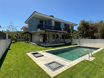 Çeşme Çiftlikköy'de Plaja 350m, Havuzlu, Sıfır Lüks Tripleks