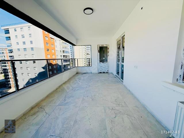 YEŞİLBAYIR ÜÇ EVLERDE GENİŞ BALKONLU FERAH DAİRE
