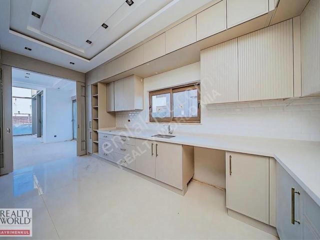 Yeşil Bayırda Site İçerisinde 6+1 Satılık Villa