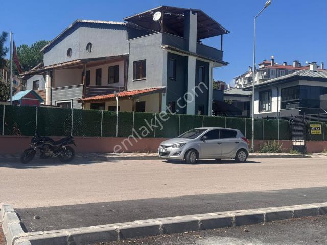 Yeşilırmak Yanında Site İçerisinde Bahçeli 3 Katlı 6+1 Villa