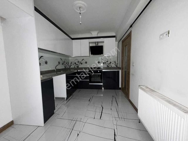 Yeşilova Mh'de Yeni Bina Asansörlü Geniş Kullanışlı Daire