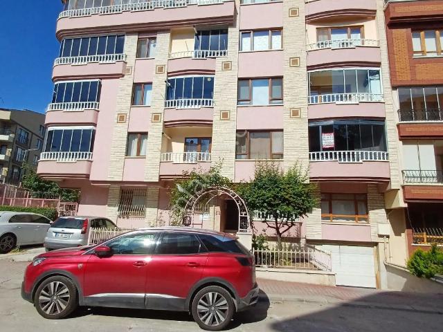 Yeşiloğlu Emlaktan Yenimahalle Merkezde Metro Yakınında Asansörlü 2+1 Bakımlı Daire
