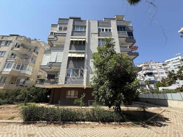 Yeşilbahçe'de Merkezi Konumda Geniş 3+1 Satılık Daire