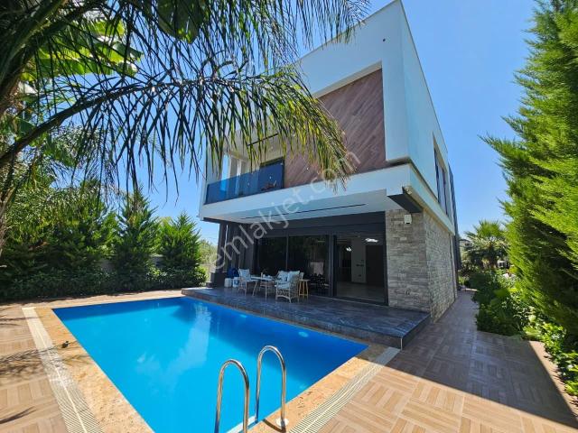 Yeşilbayırda 4+1 Modern Mimarili, Özel Havuzlu Lüks Villa