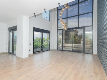 Yeşilbayırda Orman Manzaralı Müstakil Havuzlu Villa