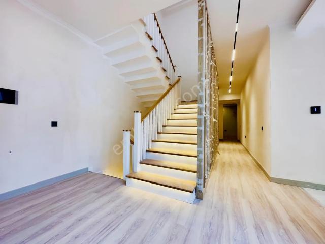 Yeşilbayır'da Site İçi Müstakil Yaşam Fırsatı 7+1 Satılık Villa
