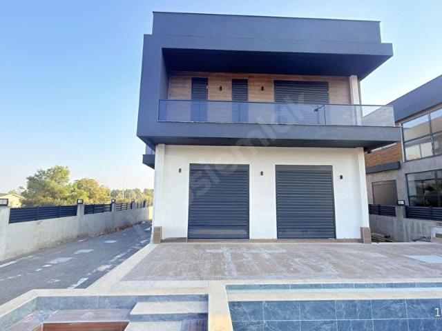 Yeşilbayırda Park Cepheli 515 m ArsadaAsansörlü Villa