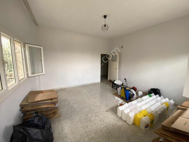 Yeşiltepede Cadde Üzerinde Satılık 2+1 Müstakil Daire