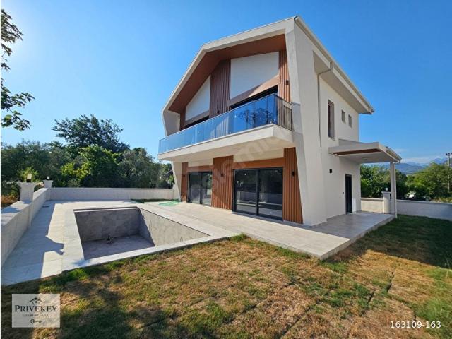 Yeşilüzümlü de Doğa Manzaralı Özel Tasarımlı Müstakil Villa