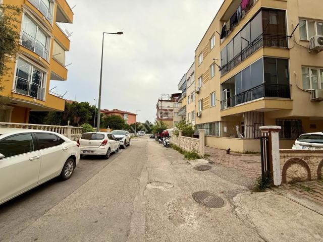 Yeşilyurtta 1. Katta Cam Balkonlu Önü Açık 2+1 Ayrı Mutfaklı