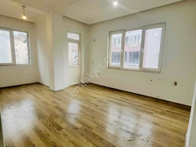 Yeşilyurtta 2+1 Eşyasız Ayrı Mutfaklı Arakatta Kiralık Daire