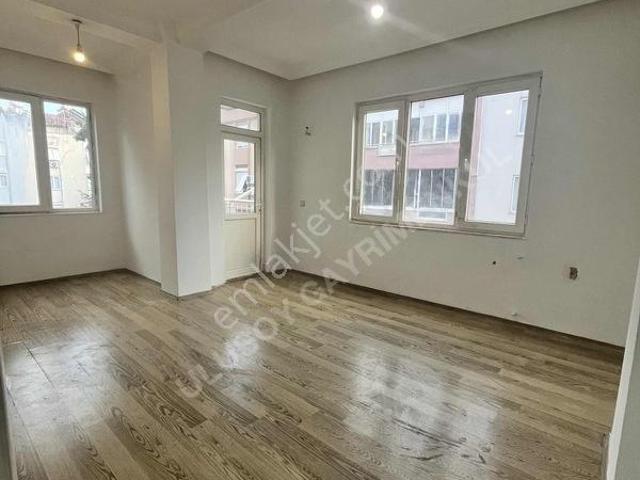 Yeşilyurtta 2+1 Eşyasız Ayrı Mutfaklı Arakatta Kiralık Daire