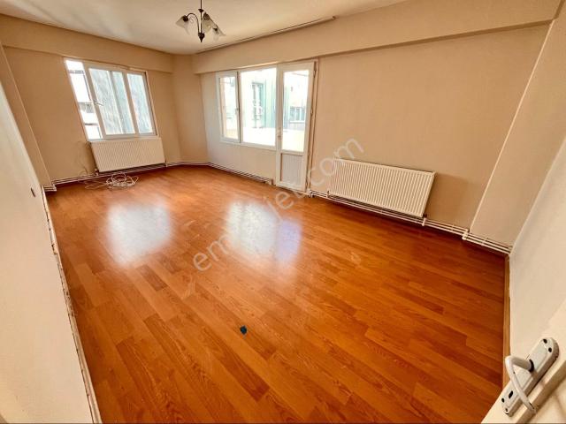 Yeşilyurt Hastane Yakınında 3+1 110m2 D.gazlı Temiz Bakımlı Ferah Daire