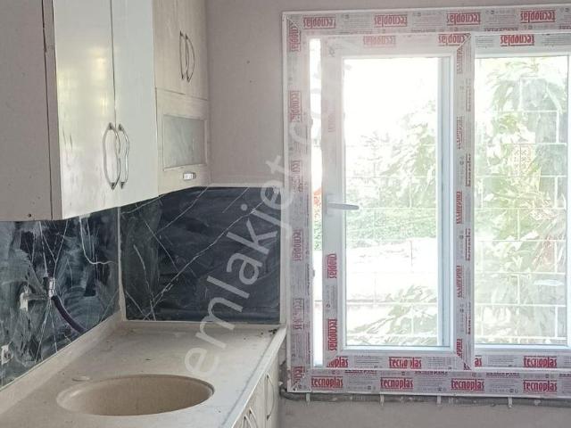 Yeşilyurt Mahallesi Abdi İpekçi Caddesinde Atatürk Okuluna Çok Yakın