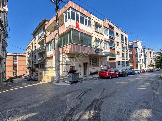 Yeşilyurt Reis Mahallesi'nde Satılık Cam Balkonlu 2+1 Daire