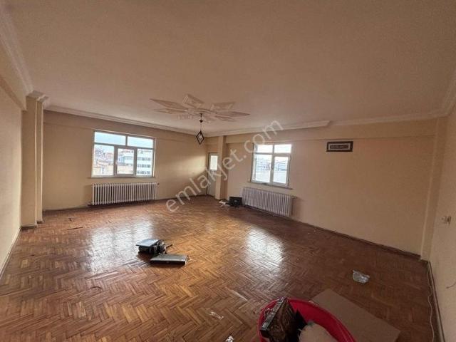 Yenıbosna Merkezde Kiralık 3+1 3. Kat Daire Boş Oturuma Hazır