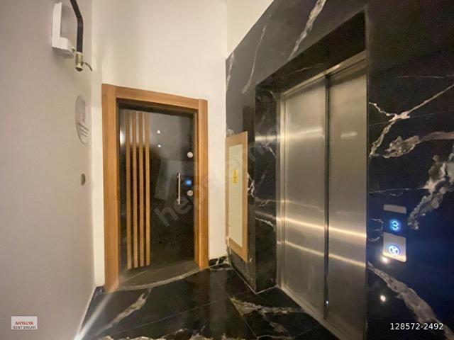 YENİ MAHALLEDE TRAMVAY CADDE ÜZERİ ASANSÖRLÜ 4+1 180m2 SIFIR İSKANLI DUBLEKS