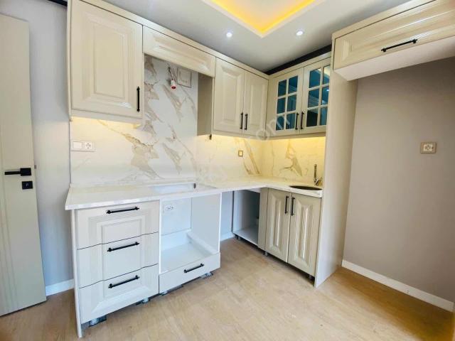 Yeni Mahallede Cadde Üzeri 3+1 Full Lüks Tadilatlı Ara Kat Daire