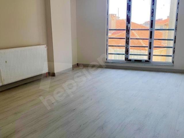 YENİ MAHALLEDE PAZARA CEPHE 2+1 DAİRE
