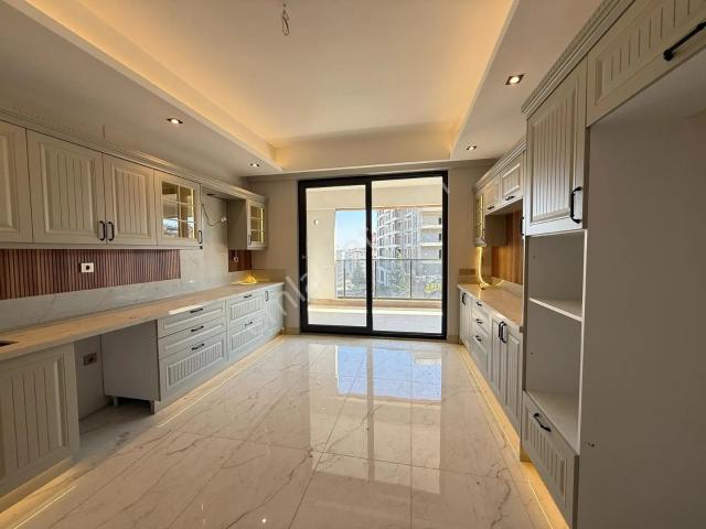 Yeni Merkezi Konum Cadde Üzeri Satılık Lüx 5+1 Daire