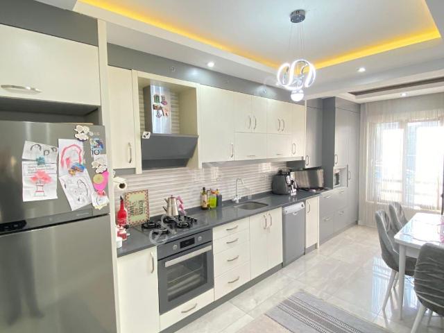 Yenişafakta 180m2 3+1 2 Balkonlu 7 Yıllık Satılık Daire