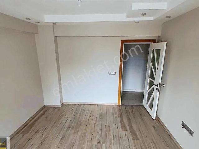 Yenişafakta 3+1 Site İçinde Satılık Daire