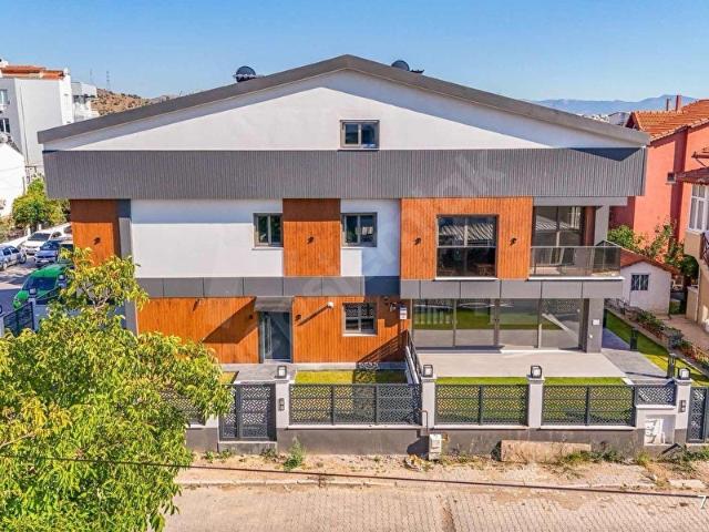 YENİŞAKRAN'DA DENİZE 150 M BAHÇELİ VE TERASLI 4+1 SATILIK VİLLA