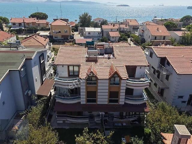 Yenişakran'da Denize Yakın Trıpleks Villa