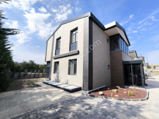 Yeni Bağlıca'da 415 M² Arsalı, 257 M² Net, Her Odası Banyolu 5+1